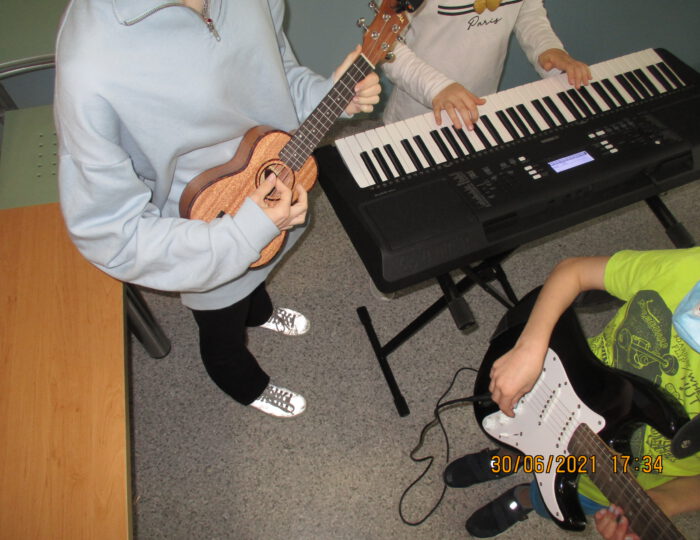 Musikinstrumente dank Spende der KVALITO Consulting Group nun im Einsatz!